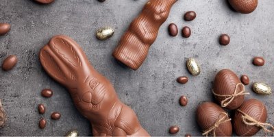 Delicious čokoláda velikonoční zajíček, vejce a sladkosti na rustikálním pozadí