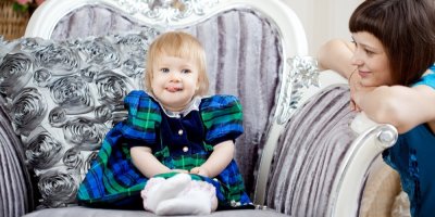 Matka s dcerou na starodávném křesle