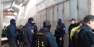 Celní správa ČR a inspektoři ČOI před plechovými kontejnery