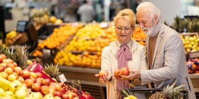 Muž se ženou v důchodovém věku nakupují ovoce