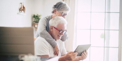 Muž se ženou důchodového věku se dívají do tabletu
