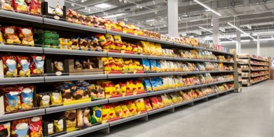 Nabídka chipsů v supermarketu