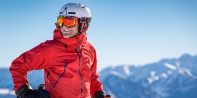 Muž v lyžařském oblečení