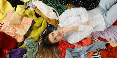 Žena leží na oblečení