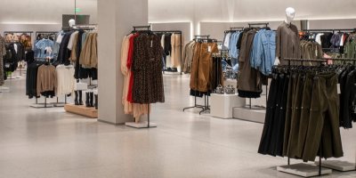 Obchod s oblečením na stojanech