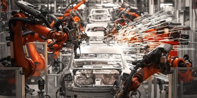 Stroje vyrábí v továrně auta