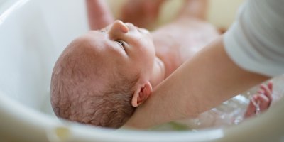 Koupající se miminko