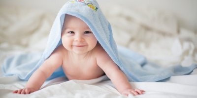 Miminko zabalené v ručníku