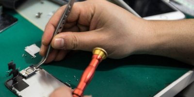 Ruka, která opravuje telefon