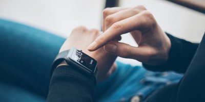 Žena, která kontroluje chytré hodinky