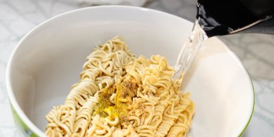 Příprava instantní nudlové polévky