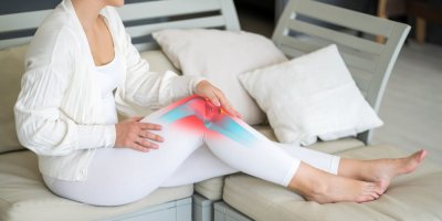 Žena trpí bolestí kolena