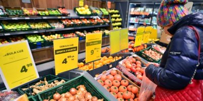 Žena nakupuje v supermarketu