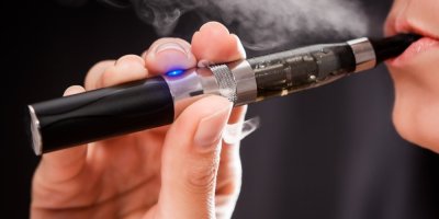Žena kouří elektronickou cigaretu