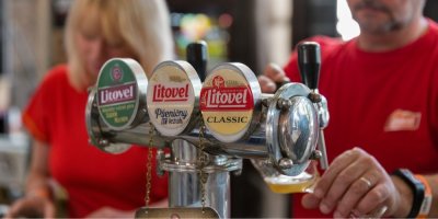 Barman točí pivo Litovel