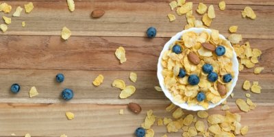 Miska kukuřičných lupínků s ovocem