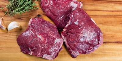 Syrová hovězí líčka na dřevěném prkénku