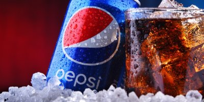 Pepsi ve sklenici s ledem