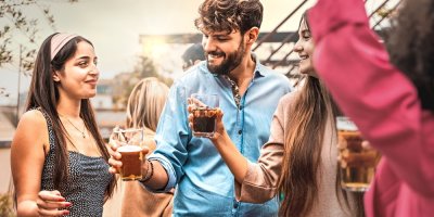 Lidé si připíjí pivem a kolou