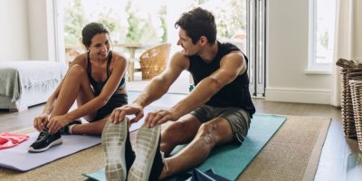 Muž se ženou cvičí doma