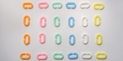 Barevná céčka položená na bílém podkladu