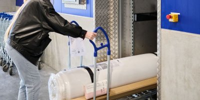 Žena vybírá objednávku z Collectomatu