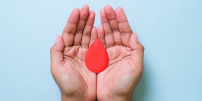 Ruce drží červenou kapku