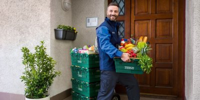 Kurýr Tesco.cz doručuje nákup ke dveřím