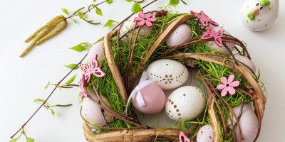 Jarní věnec s vejci, velikonoční dekorace