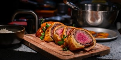 Na plátky nakrájený hovězí Wellington