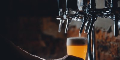 Výčepní čepuje pivo