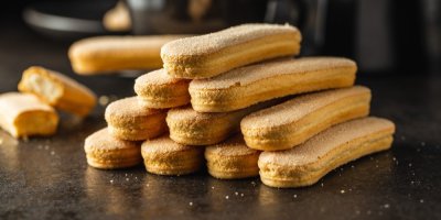 Dlouhé piškotové sušenky, naskládané na sobě