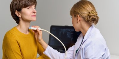 Lékařka vyšetřuje ženě krk