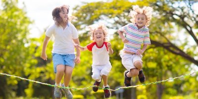 Děti skáčou venku přes švihadlo