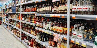 Alkohol vyskládaný v regálech v obchodě