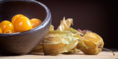 Mochyně v misce i vedle ní