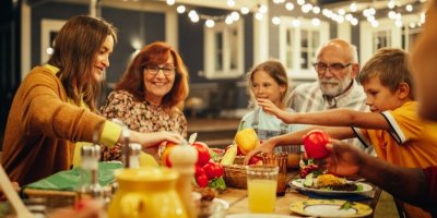 Rodina večeří společně