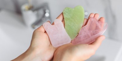 Různé barvy masážítka gua sha