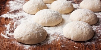 7 bochníčků těsta na dalamánky na pomoučeném vále