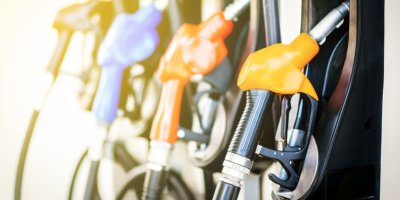 Tankovací pistole různých barev