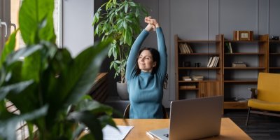 Člověk se v kanceláři protahuje