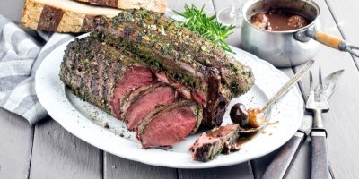 Pečená nakrájená zvěřina na talíři