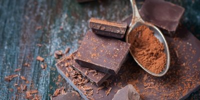 Kousky hořké čokolády s čokoládovými hoblinami