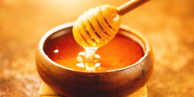 Med na naběračce a v misce