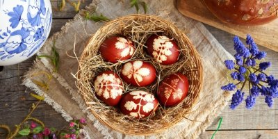 6 barvených vajíček v ošatce s dekorem přírodních lístků