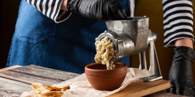 Šéfkuchař, který připravuje maso na tatarák