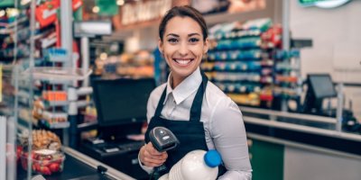 Prodavačka markuje mléko