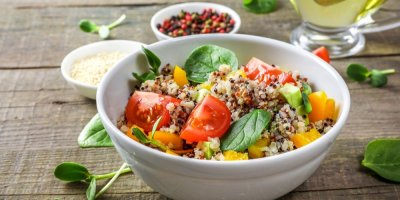 Salát s quinoou a čerstvou zeleninou