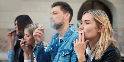 4 lidé kouřící venku