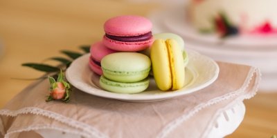 Různě barevné makronky na talíři